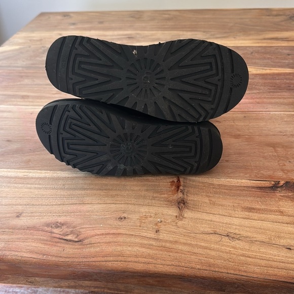 UGG | Bailey Button II | Black | size 6 - Picture 6 of 9